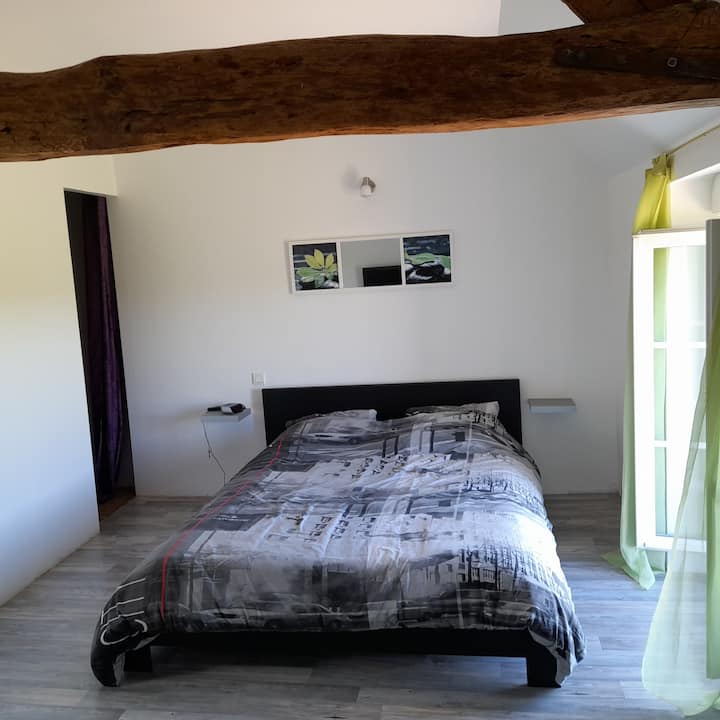 Spavaća soba: bračni krevet 