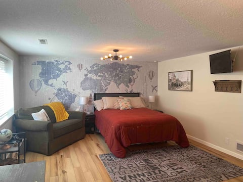 Travel Themed Studio- private entrance