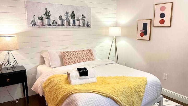 Ძირითადი საძინებელი, რომელიც წინა მხარეს მდებარეობს, არის სივრცე, აქვს დედოფლის ზომის მეხსიერების ქაფის ლეიბი და სამუშაო სივრცე