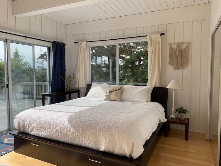 חדר שינה ראשי עם מיטת קינג סייז ונוף למים 