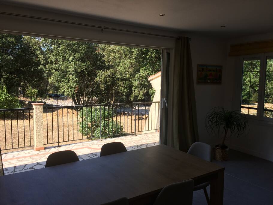 Salon avec grande baie à galandage donnant sur la terrasse