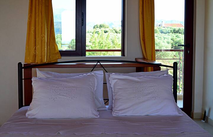  El dormitorio conduce a balcones con vistas increíbles