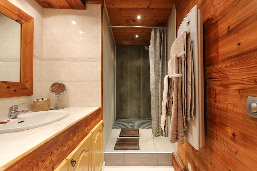 Douche à l'italienne avec bois apparent