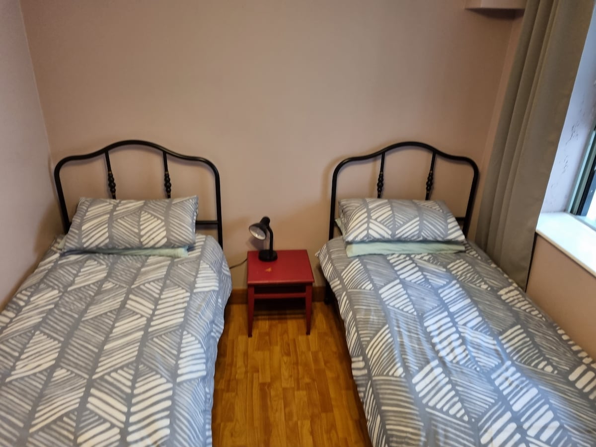 Vitanda viwili vya mtu mmoja. 