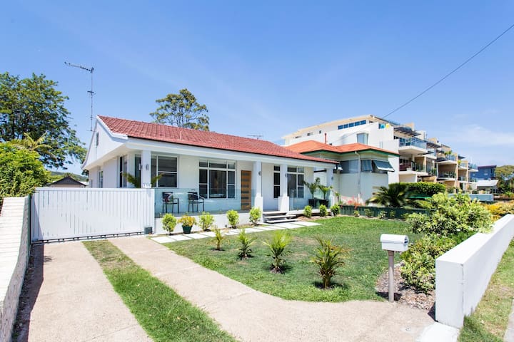 Forster lake front modern 4 bedroom house