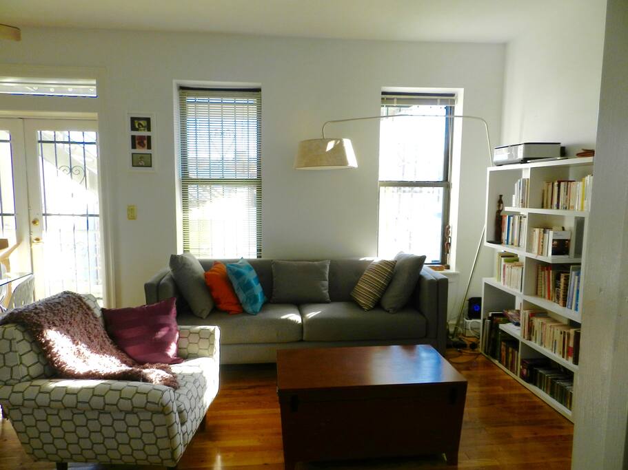 salon avec accès au balcon / living-room, access balcony