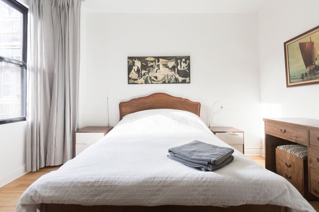 Chambre 2 with queen bed