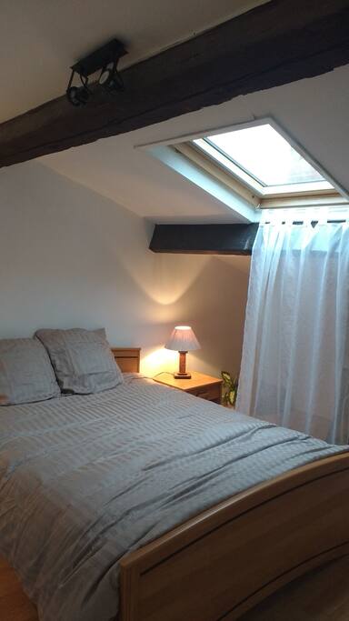 La chambre avec un lit double
