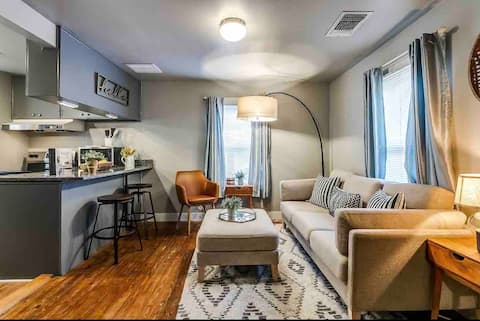 Top performing Airbnb: Historic Downtown Retreat, Steps From The Square! in Granbury