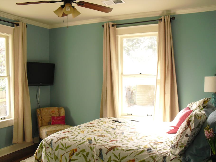Bedroom 2, queen size bed