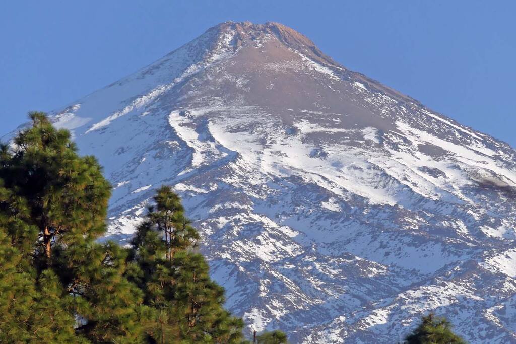 Majestätisch erhebt sich der Vulkan Teide hinter der Finca