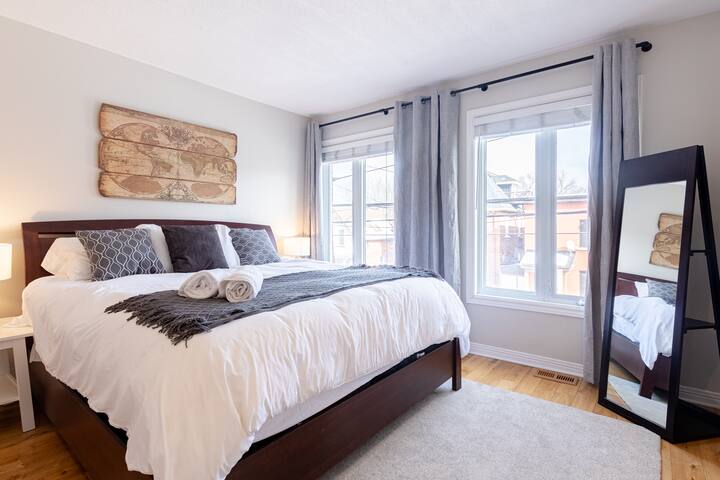 Chic Urban Retreat: Central Ottawa Comfort gallery image 4