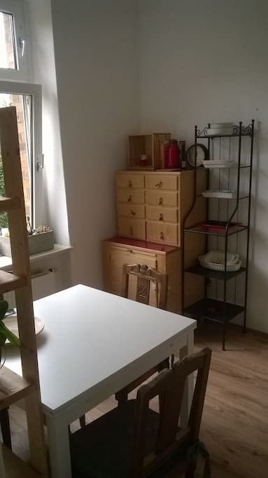 Küche - Im Küchenschrank sind Besteck, Pfannen, Tüpfe