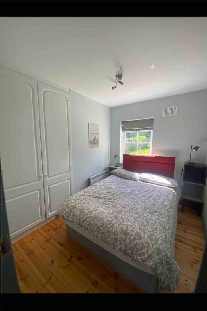 Petite chambre double face au jardin.  Construit avec des tables d'appoint, des lampes, du warderobe. 