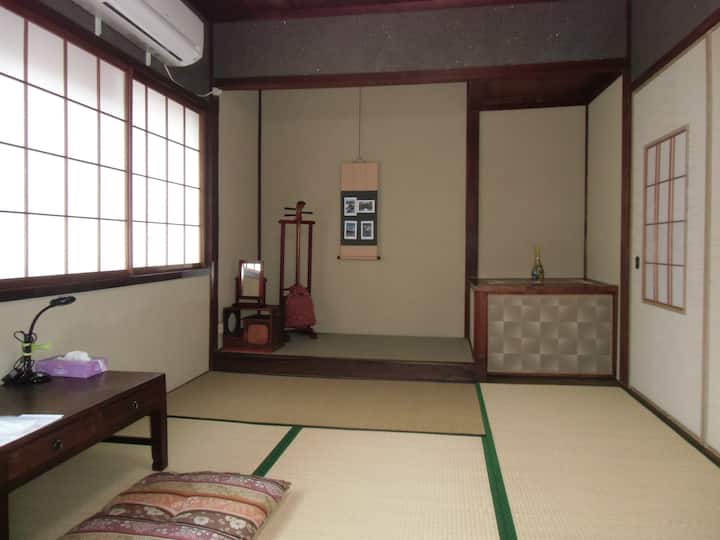 There is a remodel of a 100-year-old townhouse, Share House GAOoo1 Breakfast (300 yen).