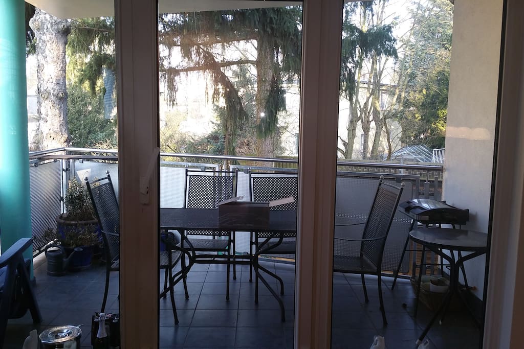 Blick auf den Balkon
vom Wohnraum