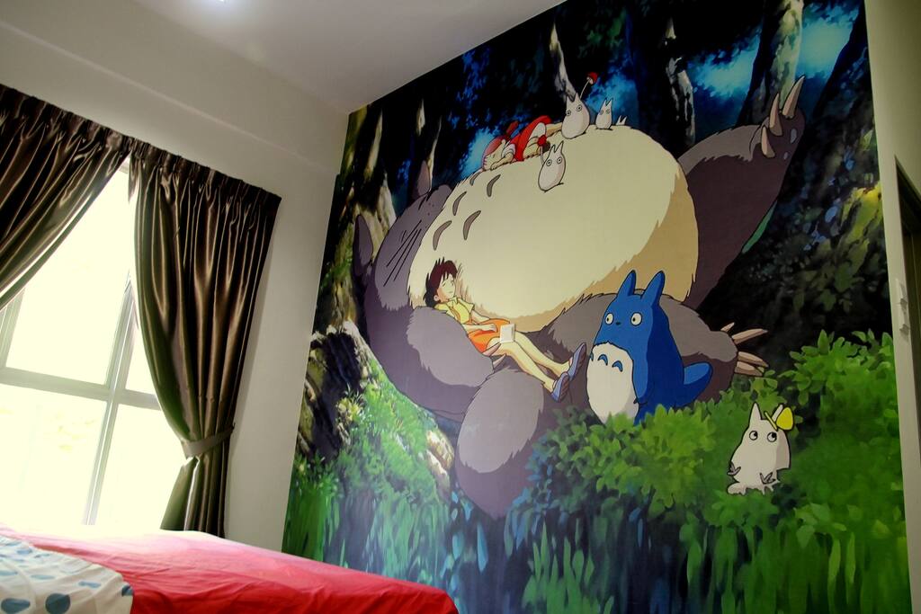 Master Bedroom: Queen Bed + 2 floor Mattresses