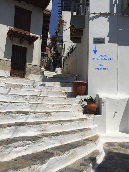 le bel escalier face à la maison