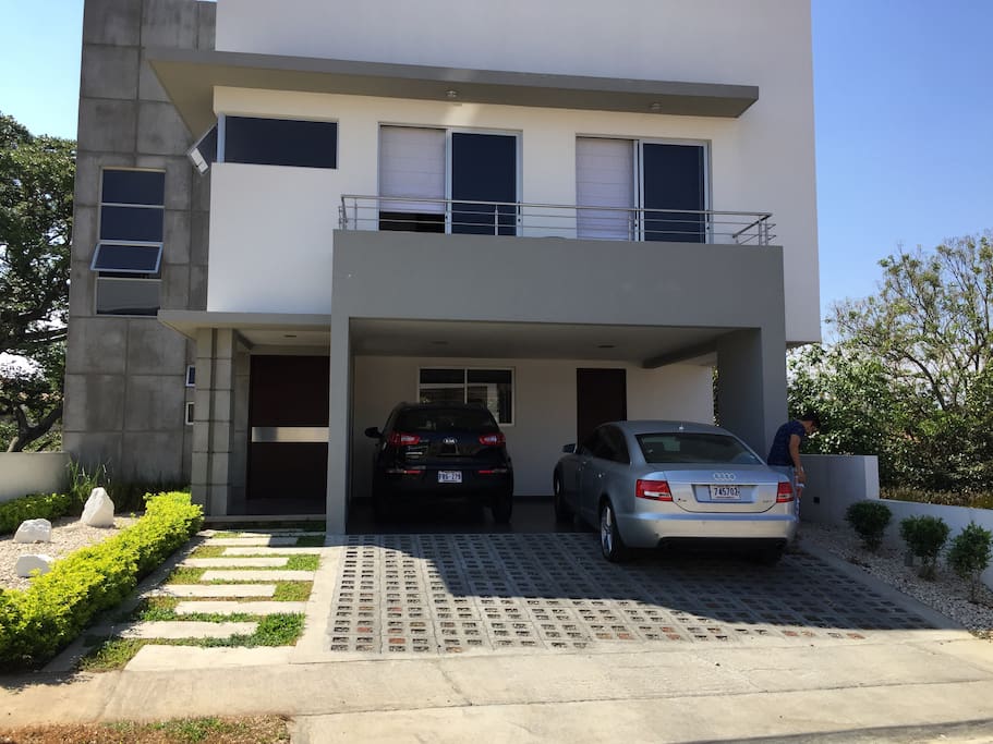 Ubicada a solo 15 minutos del Aeropuerto Internacional Juan Santamaría. Located just 15 minutes from the Juan Santamaría International Airport.
· English Spoken.