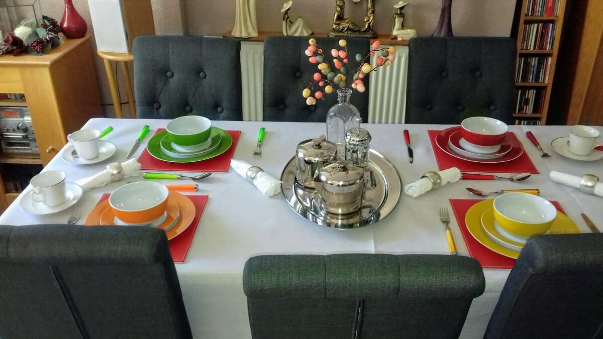 ห้องรับประทานอาหารหากคุณตัดสินใจรับประทานอาหารเช้าโดยมีค่าใช้จ่ายเพิ่มเติม £ 5pp ซึ่งจ่ายเมื่อสิ้นสุดการเข้าพักของคุณ