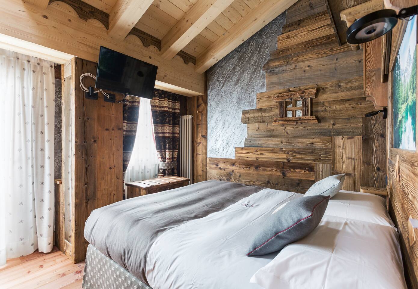 Double Bedroom In A Chalet Cabins For Rent In Breuil Cervinia