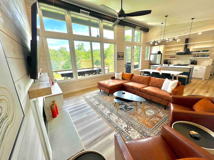 Modern Cabin for 8,w/Hot Tub+mtn view+1m from town Houses for Rent in