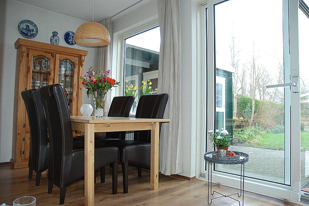 Eethoek met om de hoek de keuken.