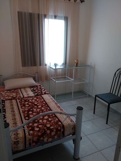 quarto simples, limpinho e silencioso, próximo a tudo