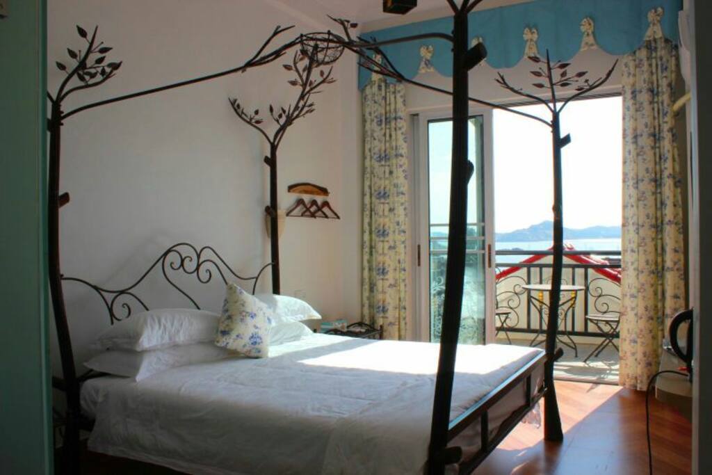 superior seaview room with a private balcony,unique nest tree king bed 海景树窝高级海景大床房