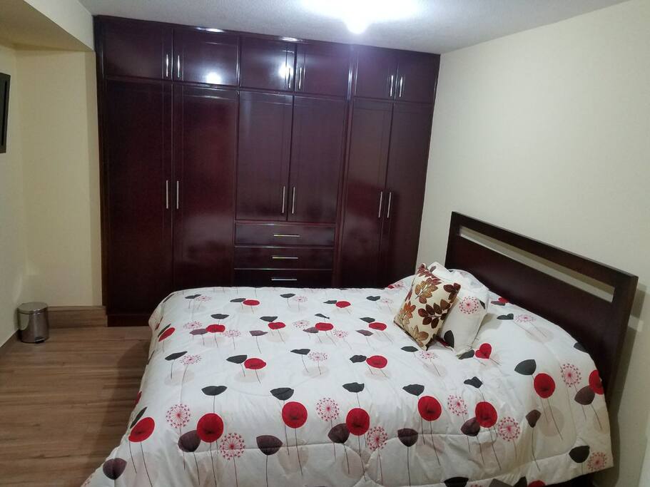 Dormitorio con cama XL