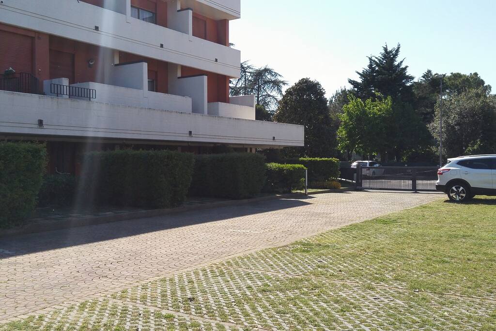 Parcheggio privato del residence scoperto non custodito (1 auto)