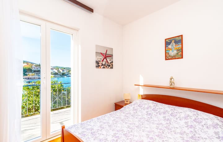 una habitación con vista al mar