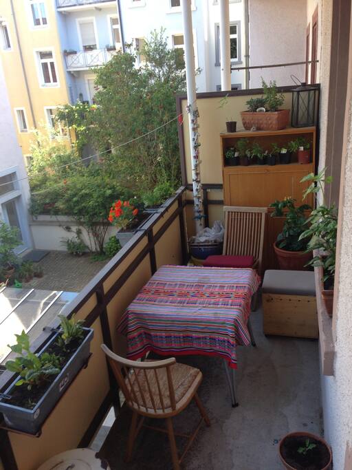 Hinterer Balkon, der in den Innenhof zeigt. Hier ist es gemütlich ruhig und ab Mittags sonnig.