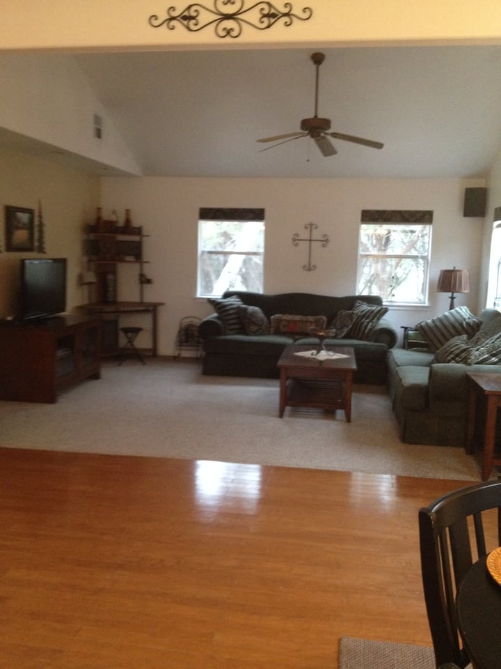 โซฟามีความกว้างพอที่จะนอนได้เรายังมีฟูกนอนใต้เตียงฟูกเป่าลมและเตียงเด็กอ่อน