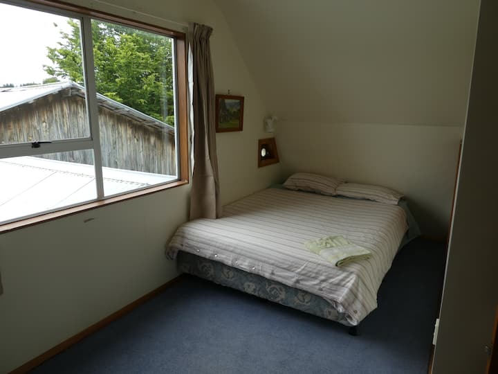 Second Bedroom (queen bed and single bed)