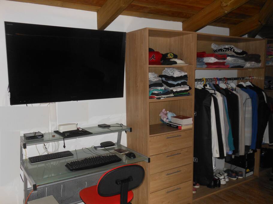 Espace bureau et penderie