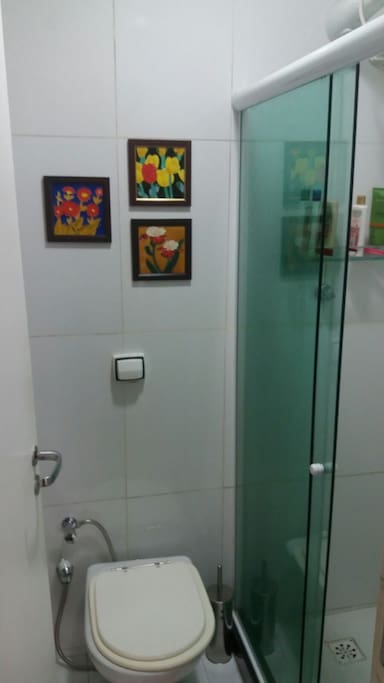 Banheiro com chuveiro elétrico