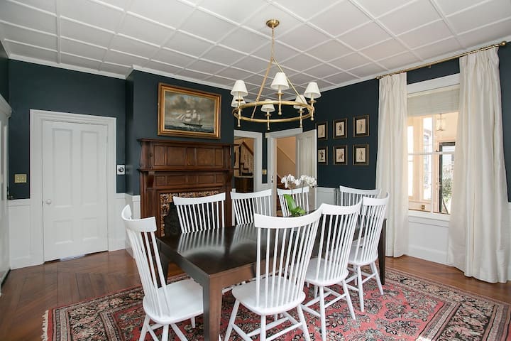 2500 SF Home – Downtown Newport A+ Location gallery image 2