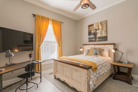 1906 Rustic Comfort - Entire Apartment