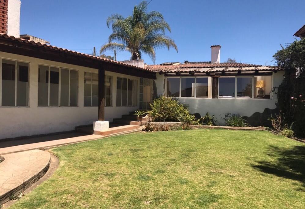 FACHADA PRINCIPAL Y JARDIN PRIVADO