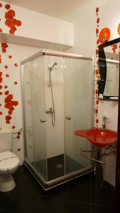 Alight and fresh bathroom