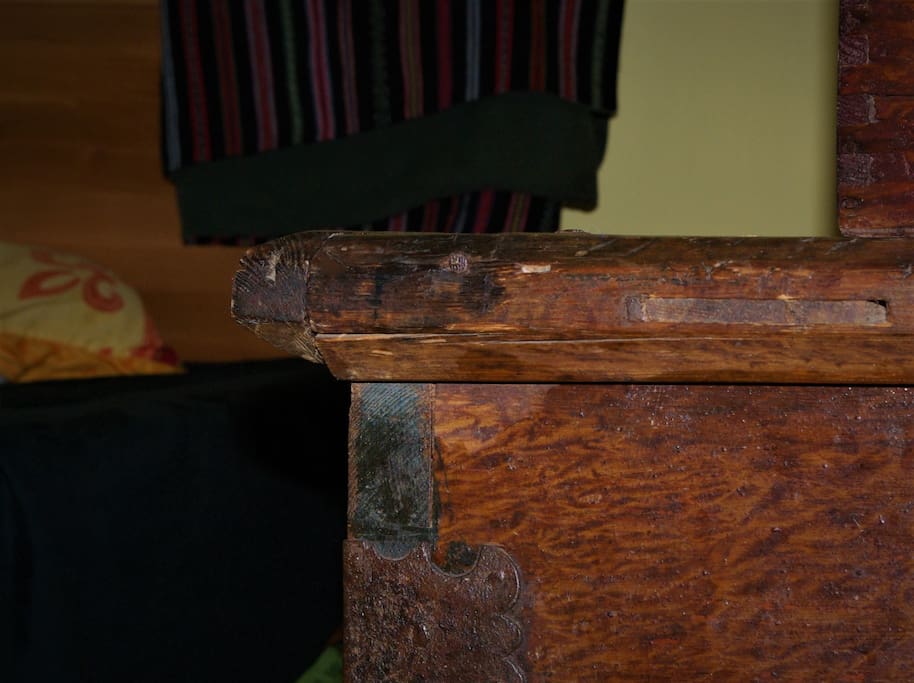 Old style furniture mixed with new one