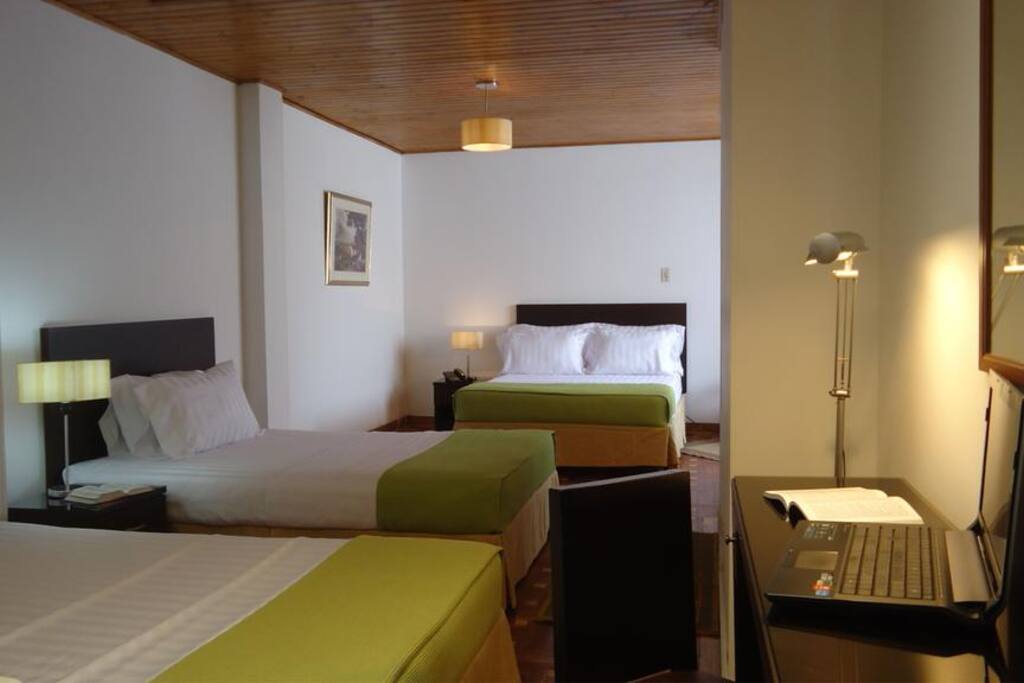 Habitación compartida para 4 personas, con un baño privado y otro lavado en las areas comunes