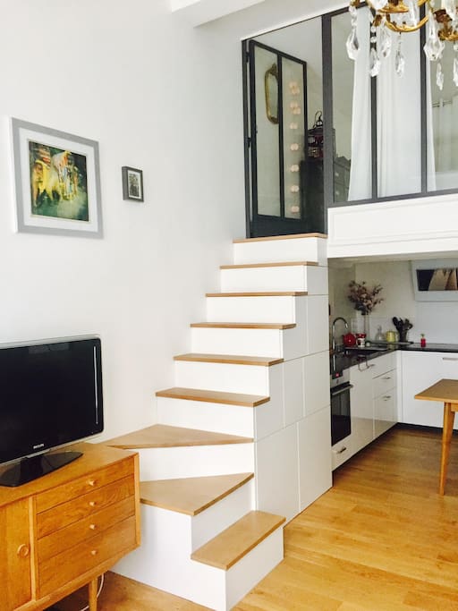 Agréable salon avec une très belle hauteur sous plafond