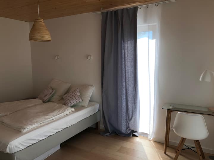 Sakafu: Chumba cha kulala cha Mauve - Kusini Mashariki - Ziwa na maoni ya mlima - Upstairs mtaro upatikanaji na kuoga - kuzama