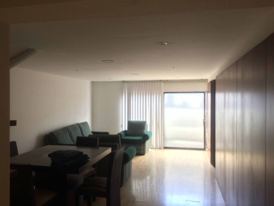 Cómodos comedor y sala / Comfortable living room and dining room