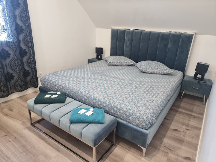 spálňa 2 > manželská posteľ 190 x 200 pre 2 osoby, 2 nočný stolík, komoda 6 zásuviek
zásuvka usb 2.0
