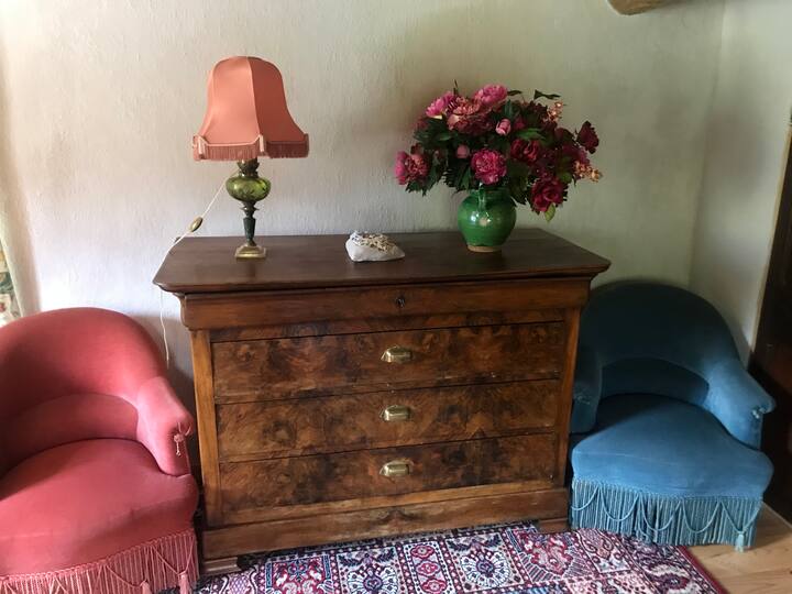Maison De Vigne Accrochée à Un Coteau Ensoleillé - Auvergne