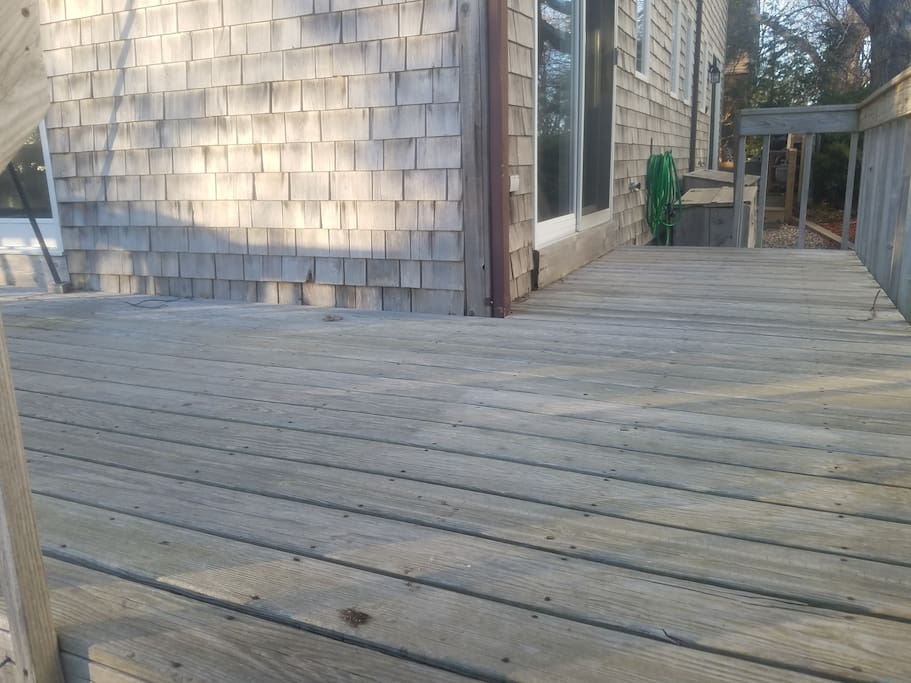 Roomy, wrap-around deck