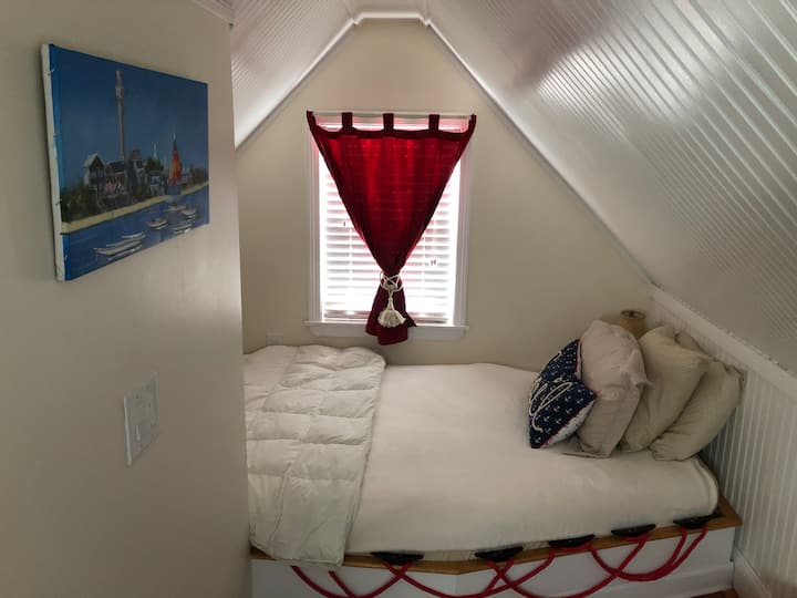 Posteľ v podkroví V-birth (plachetnica).